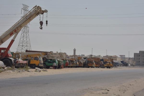 وقوف الشاحنات داخل الأحياء.. مخالفات خطرة