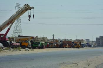 وقوف الشاحنات داخل الأحياء.. مخالفات خطرة