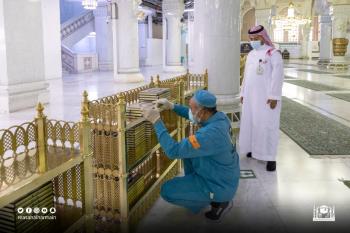 وفق الاحترازات.. إعادة توزيع المصاحف بالمسجد الحرام