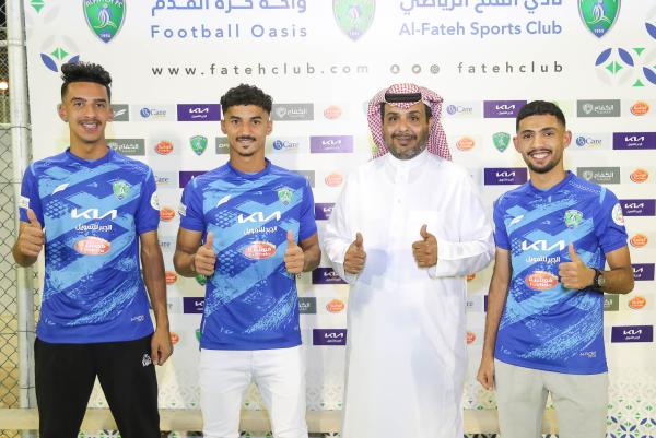 الفتح يوقع عقودا احترافية مع 3 لاعبين