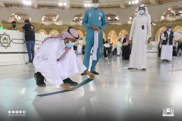 إعادة ترتيب ملصقات التباعد الجسدي بالمسجد الحرام