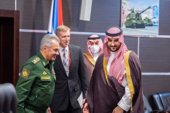 نائب وزير الدفاع ووزير الدفاع الروسي يناقشان تعزيز التعاون العسكري