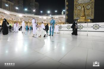 إعادة ترتيب ملصقات التباعد الجسدي بالمسجد الحرام