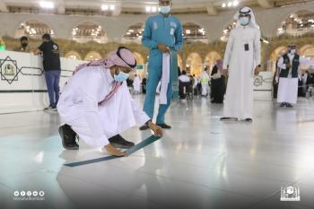 إعادة ترتيب ملصقات التباعد الجسدي بالمسجد الحرام