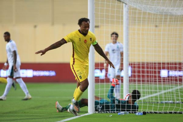 الأهلي يبحث عن فوزه الأول أمام ضمك