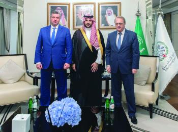نائب وزير الدفاع يبحث المستجدات مع مبعوث الرئيس الروسي