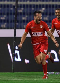 الأهلي يبحث عن فوزه الأول أمام ضمك