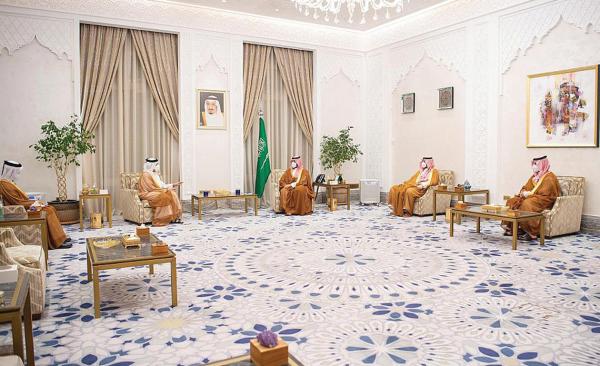 ولي العهد يتسلم رسالة من أمير قطر