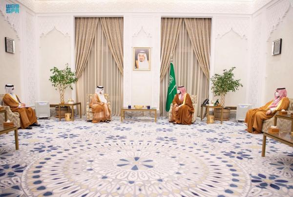 ولي العهد يتسلم رسالة من أمير قطر
