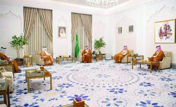 ولي العهد يتسلم رسالة من أمير قطر