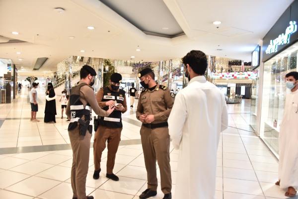 21 مخالفة وإنذارا في مجمع تجاري بالخبر