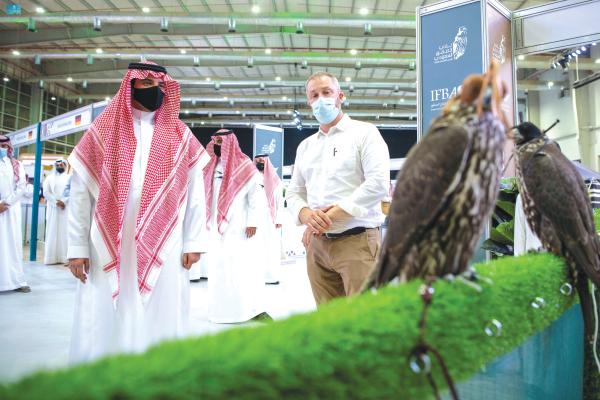 وزير الداخلية يلتقي عددا من منتجي الصقور محليا ودوليا