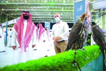 وزير الداخلية يلتقي عددا من منتجي الصقور محليا ودوليا