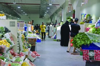 95 % نسبة الوافدين في سوق الخضار والفاكهة بالدمام