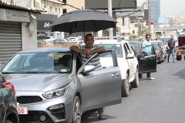 
لبنانيون ينتظرون الحصول على وقود بصف طويل في منطقة «جل الديب»