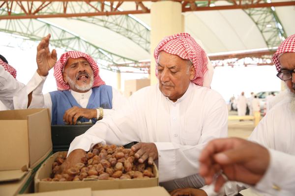 فحص مخبري لتمور «مزاد الأحساء» منعا للغش التجاري