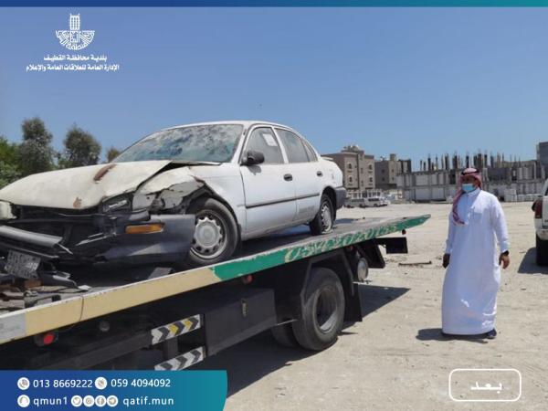رفع 110 سيارات تالفة في القطيف