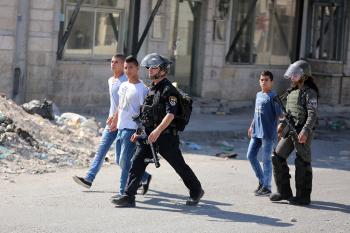 الاحتلال يعتقل 8 فلسطينيين من محافظة الخليل