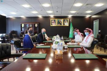 "آل جابر" يناقش الأوضاع السياسية مع سفير بريطانيا لدى اليمن