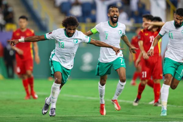 صقرنا حام.. والضحية فيتنام!