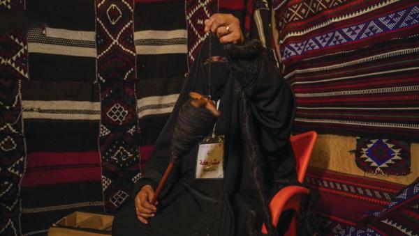 «السدو»..موروث شعبي يتألق في دومة الجندل