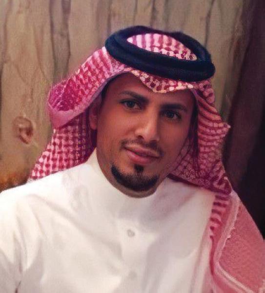 الملصقات العشوائية.. تشوه بصري وتستر تجاري