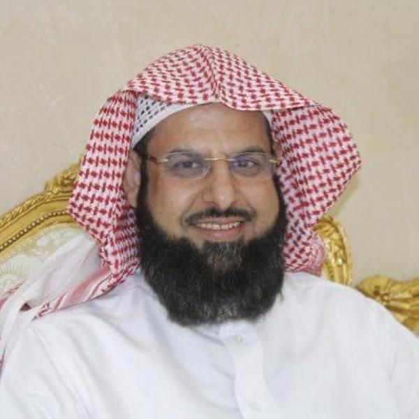 الملصقات العشوائية.. تشوه بصري وتستر تجاري