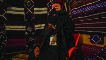 «السدو»..موروث شعبي يتألق في دومة الجندل