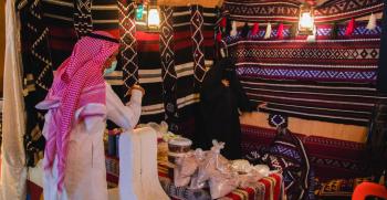 «السدو»..موروث شعبي يتألق في دومة الجندل