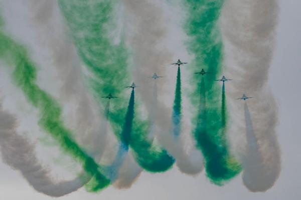 صور.. «الصقور السعودية» يقدم عرضاً جوياً في معرض ‎أثينا