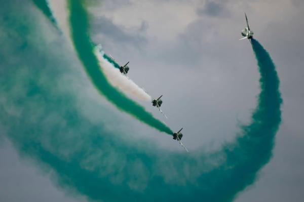 صور.. «الصقور السعودية» يقدم عرضاً جوياً في معرض ‎أثينا