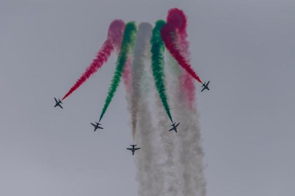 صور.. «الصقور السعودية» يقدم عرضاً جوياً في معرض ‎أثينا