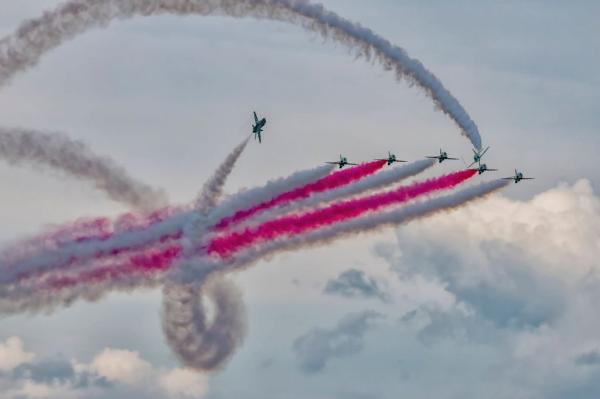 صور.. «الصقور السعودية» يقدم عرضاً جوياً في معرض ‎أثينا