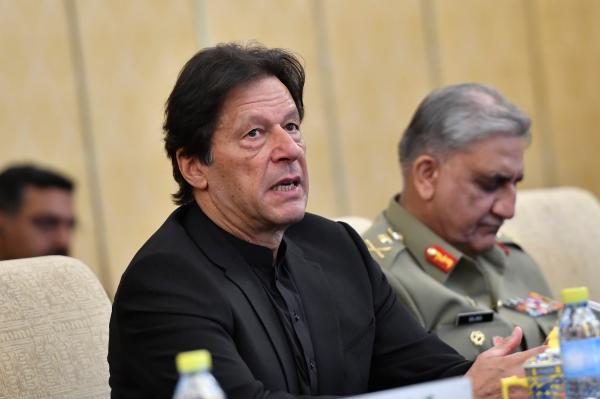 خان لن يفقد دعم الجيش قريبا