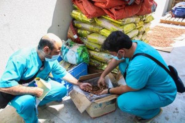 إتلاف 4 طن مواد غذائية بوسط الدمام