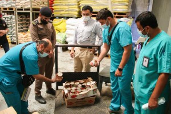 إتلاف 4 طن مواد غذائية بوسط الدمام