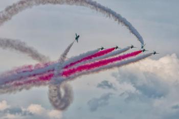 صور.. «الصقور السعودية» يقدم عرضاً جوياً في معرض ‎أثينا
