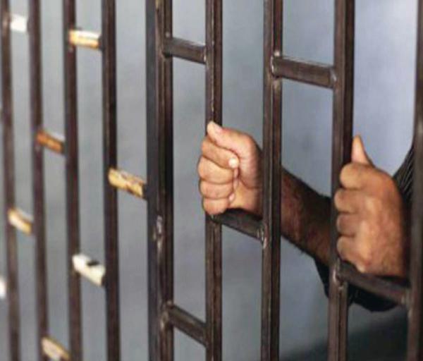 لصا محتويات المركبات في قبضة الشرطة