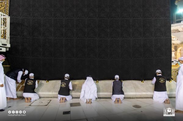 صيانة ثوب الكعبة بشكل يومي