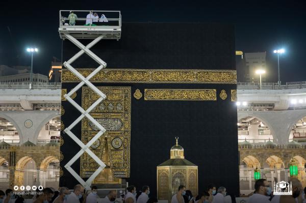 صيانة ثوب الكعبة بشكل يومي