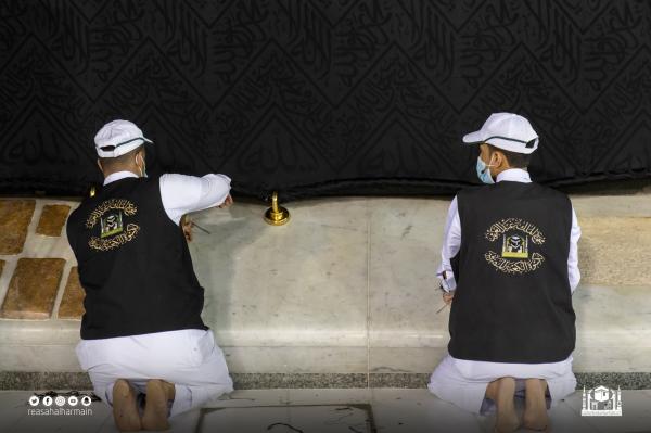 صيانة ثوب الكعبة بشكل يومي