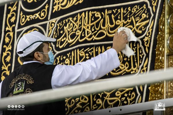 صيانة ثوب الكعبة بشكل يومي