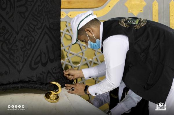 صيانة ثوب الكعبة بشكل يومي