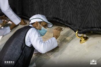 صيانة ثوب الكعبة بشكل يومي