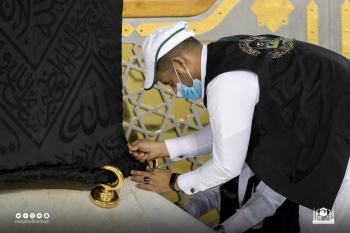 صيانة ثوب الكعبة بشكل يومي