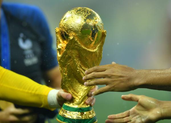 اليويفا يهدد بمقاطعة كأس العالم!