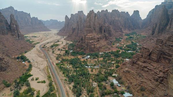 لوحة خلابة ترسمها الجبال العملاقة«وادي الديسة»..