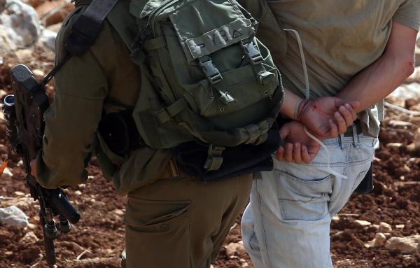 الاحتلال يعتقل 7 فلسطينيين من الخليل