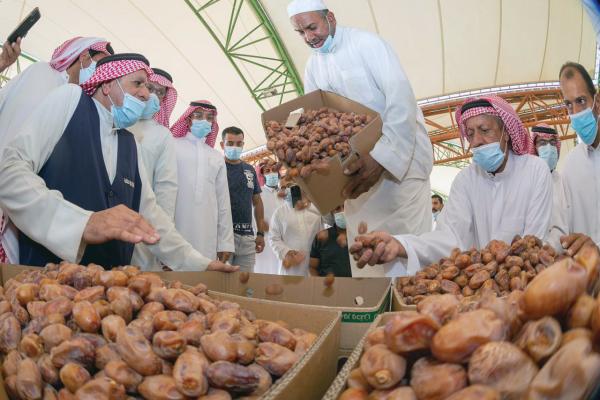 توقعات بزيادة كميات التمور الواردة لـ«مزاد الأحساء»