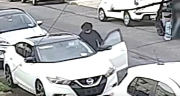 يرتكب جريمة قتل متنكرا بـ «قناع طبي»